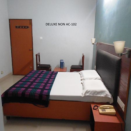 Hotel Silver Springs Amhedabad Oda fotoğraf