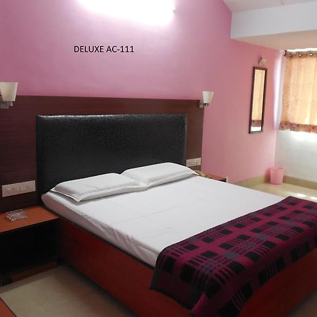 Hotel Silver Springs Amhedabad Dış mekan fotoğraf