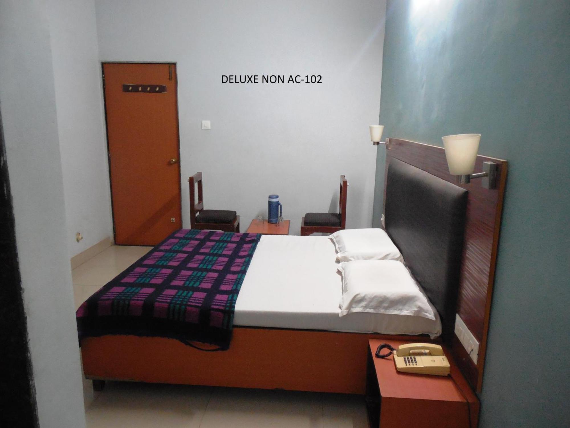 Hotel Silver Springs Amhedabad Oda fotoğraf