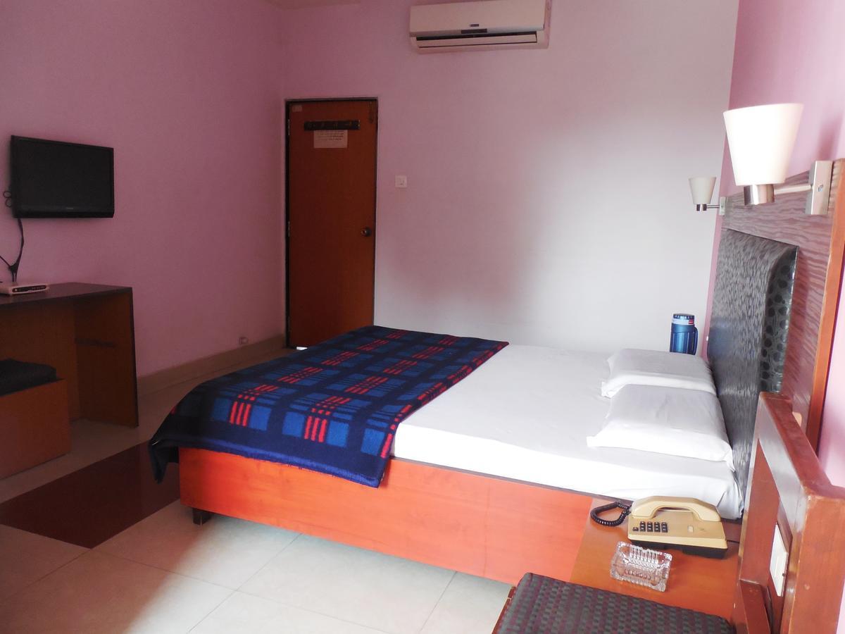 Hotel Silver Springs Amhedabad Dış mekan fotoğraf