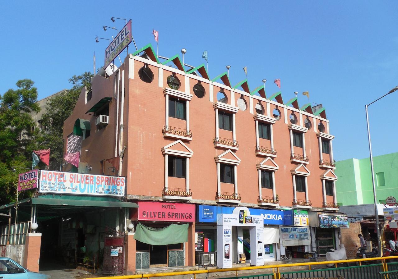 Hotel Silver Springs Amhedabad Dış mekan fotoğraf