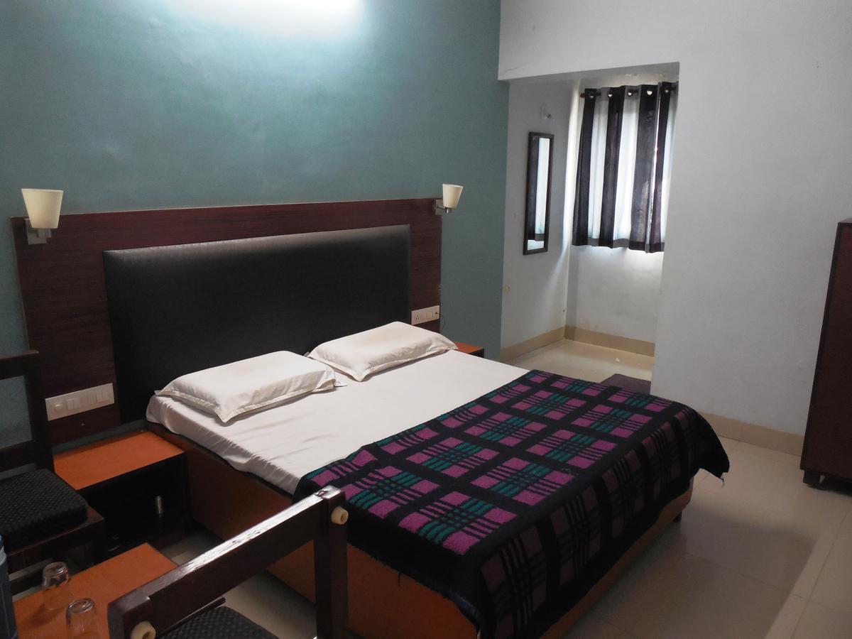 Hotel Silver Springs Amhedabad Dış mekan fotoğraf