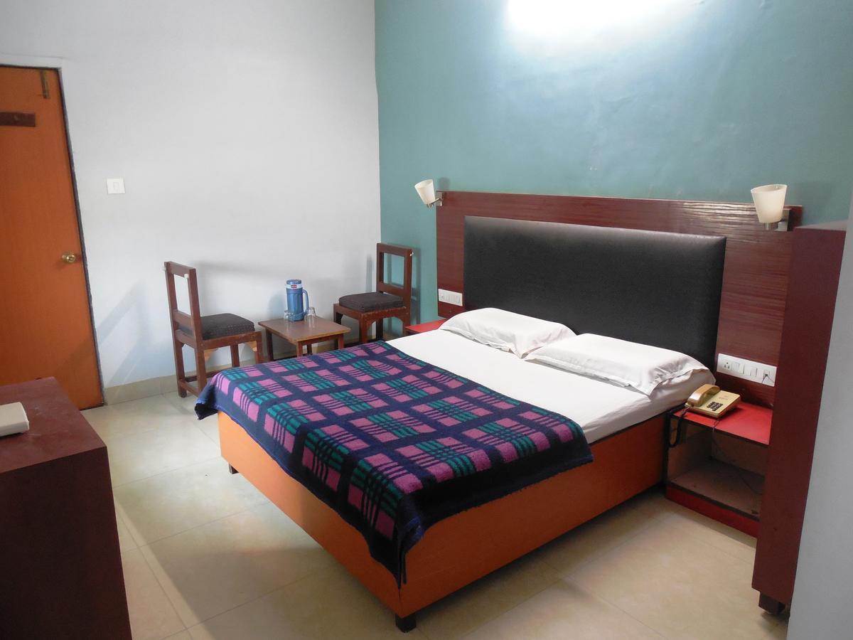 Hotel Silver Springs Amhedabad Dış mekan fotoğraf