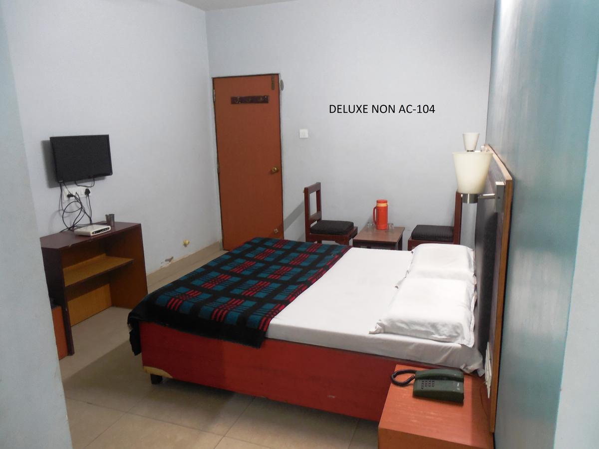 Hotel Silver Springs Amhedabad Dış mekan fotoğraf