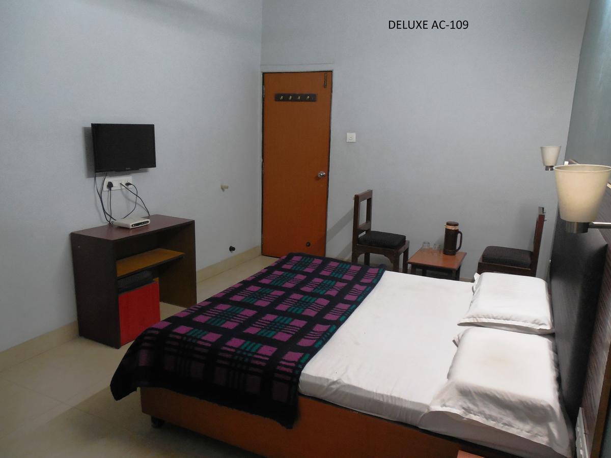 Hotel Silver Springs Amhedabad Dış mekan fotoğraf