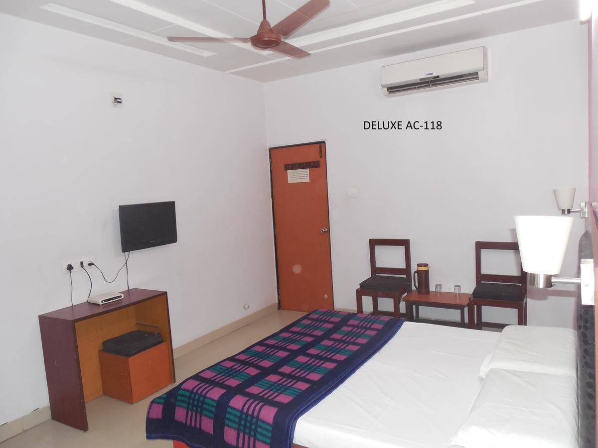 Hotel Silver Springs Amhedabad Dış mekan fotoğraf