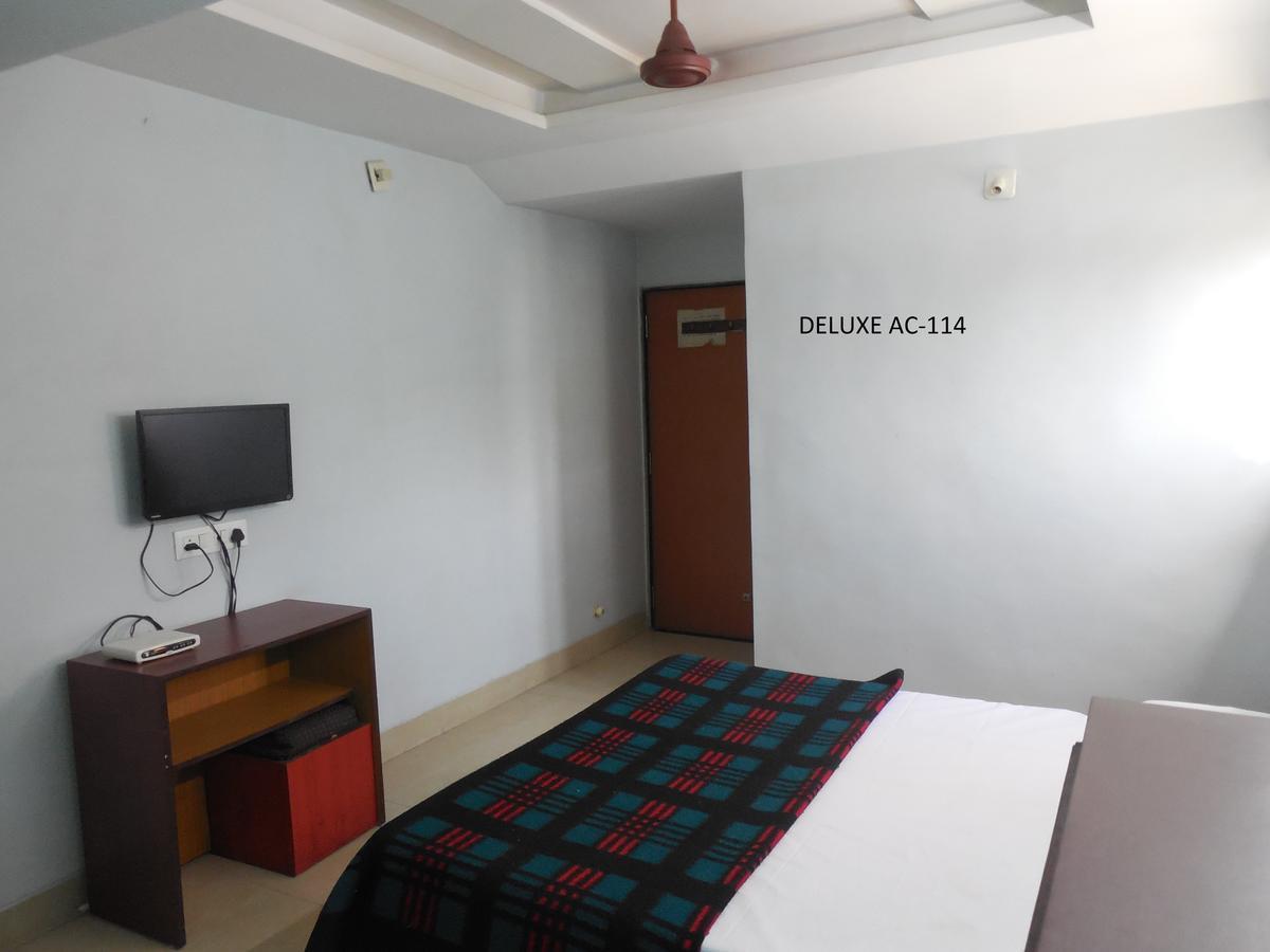 Hotel Silver Springs Amhedabad Dış mekan fotoğraf