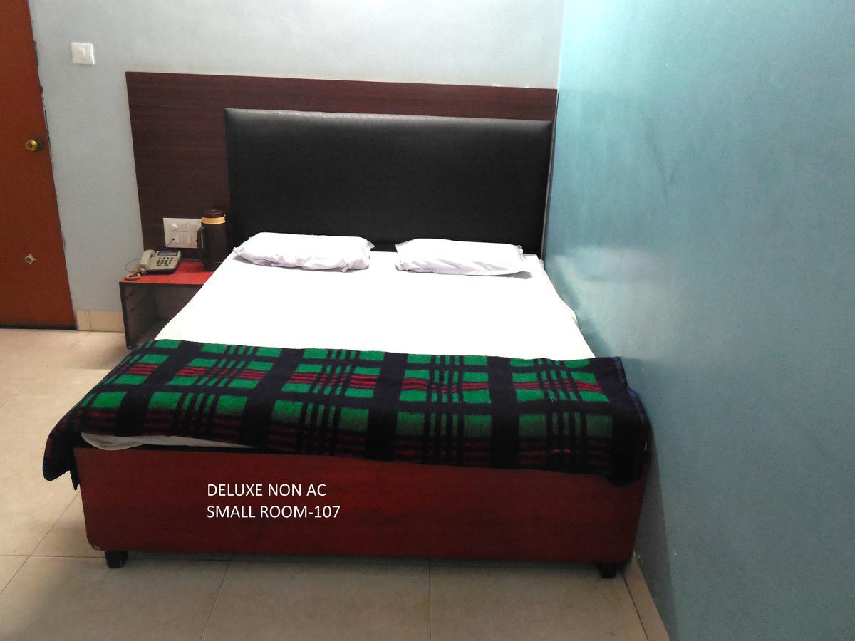 Hotel Silver Springs Amhedabad Dış mekan fotoğraf