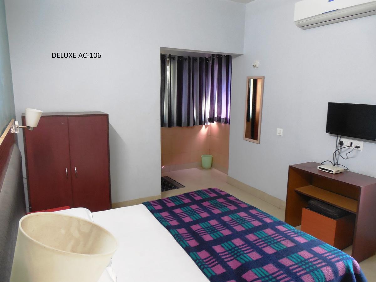 Hotel Silver Springs Amhedabad Dış mekan fotoğraf