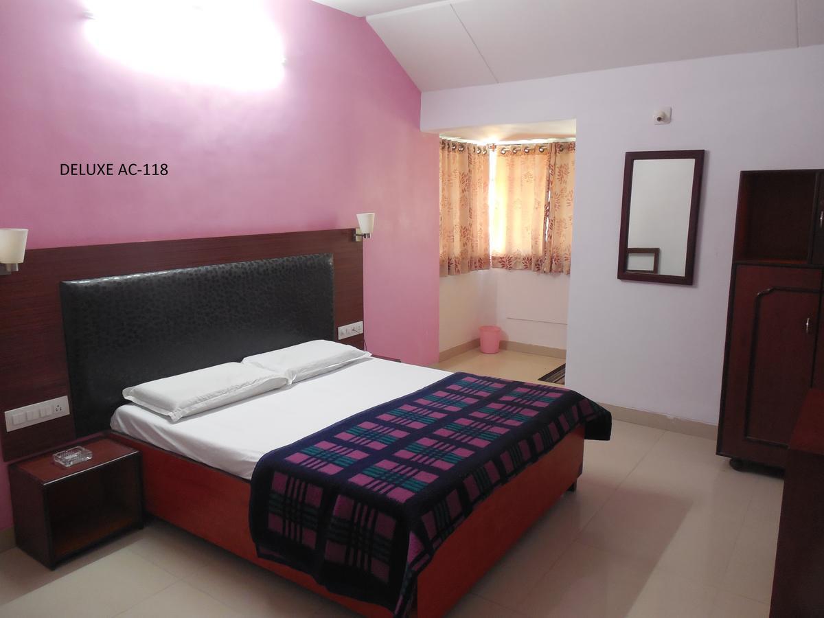 Hotel Silver Springs Amhedabad Dış mekan fotoğraf