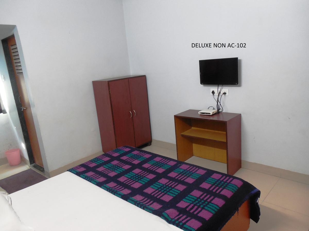 Hotel Silver Springs Amhedabad Dış mekan fotoğraf