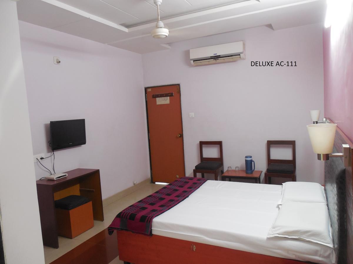 Hotel Silver Springs Amhedabad Dış mekan fotoğraf