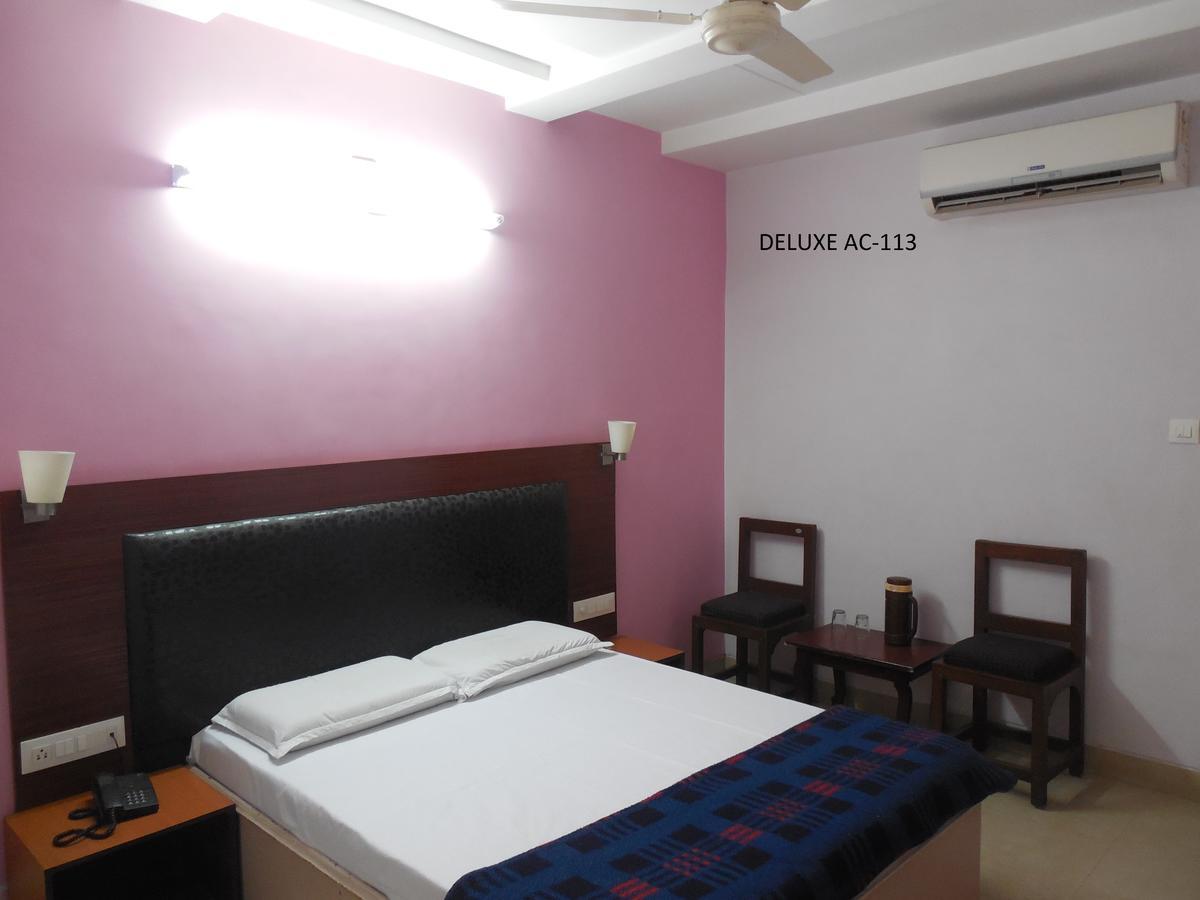 Hotel Silver Springs Amhedabad Dış mekan fotoğraf