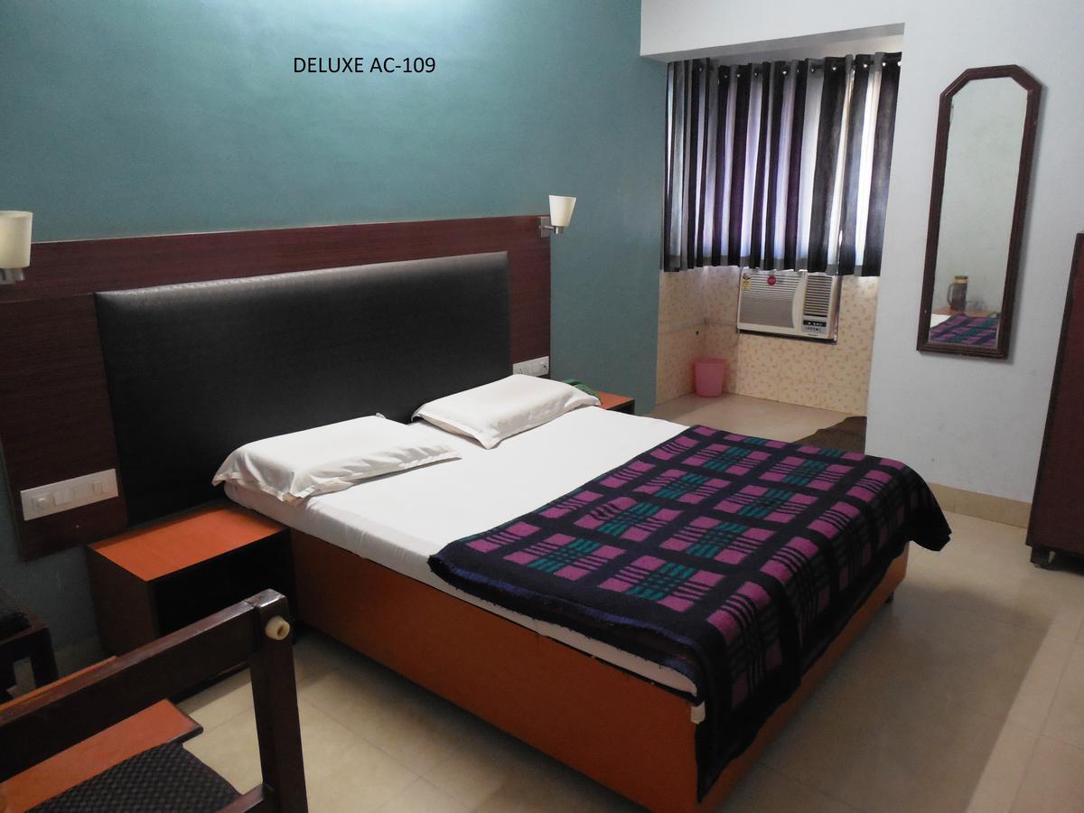 Hotel Silver Springs Amhedabad Dış mekan fotoğraf